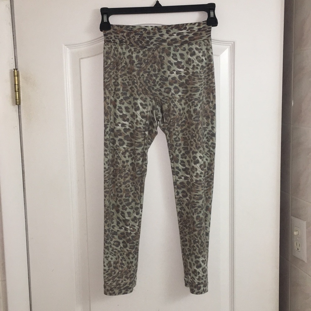 Romeo & Juliet Couture Cheetah Capri Leggings